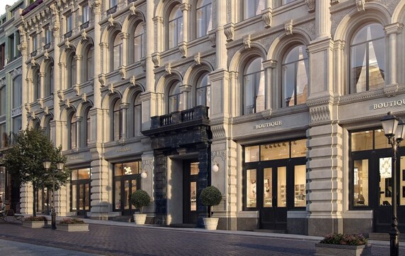 Kuznetsky 12 by Lalique
                    