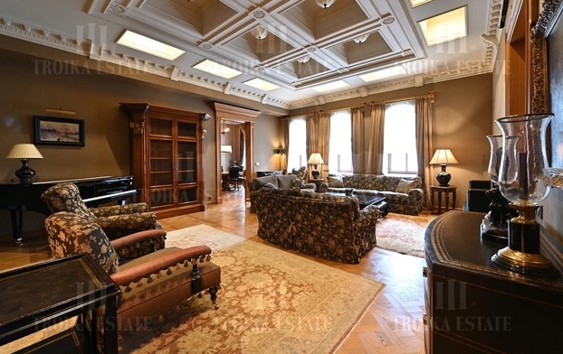 "Дом со Львами"
                    