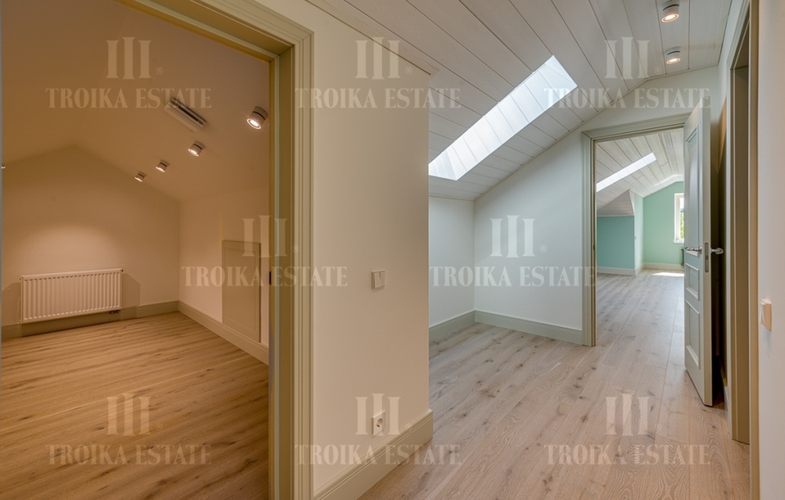 КупитьКоттедж
с отделкойБенилюкс метро 