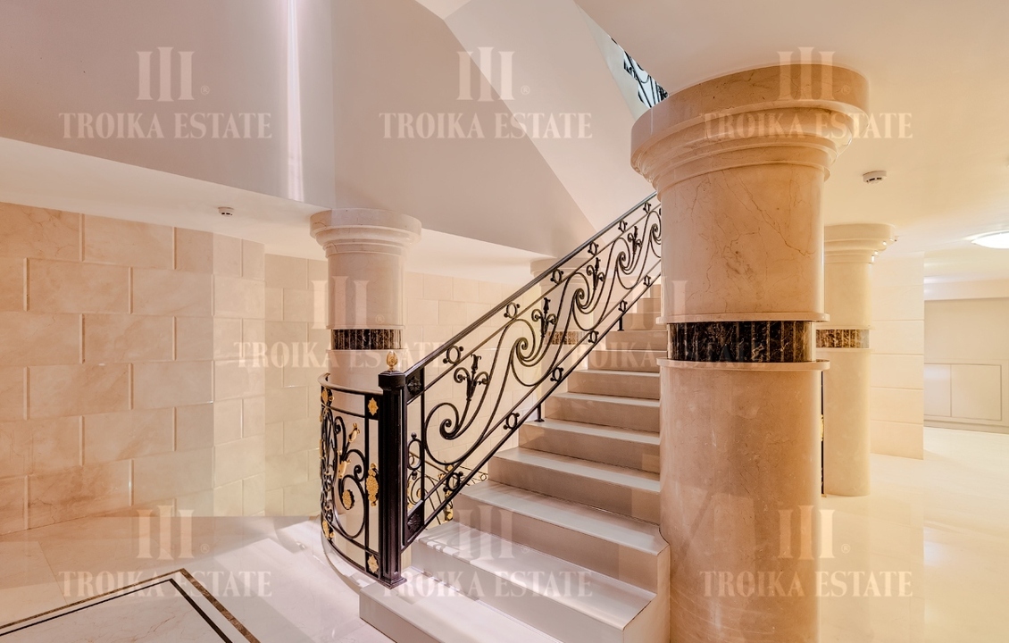 Купить  Квартиру без отделки Б. Никитская ул 45 метро Арбатская