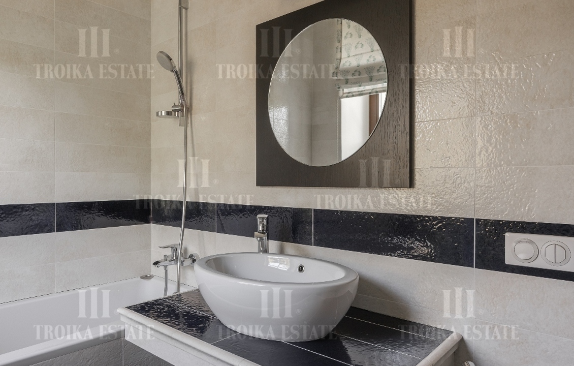 КупитьКоттедж
с отделкойБенилюкс метро 