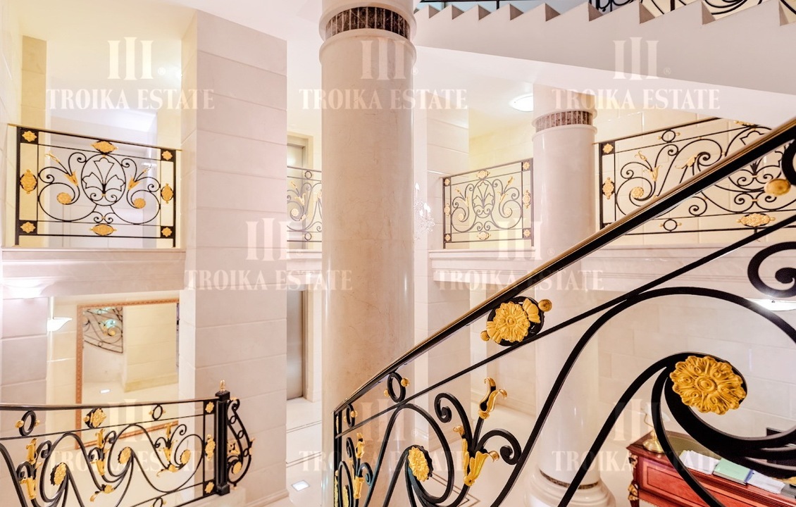 Купить  Квартиру без отделки Б. Никитская ул 45 метро Арбатская