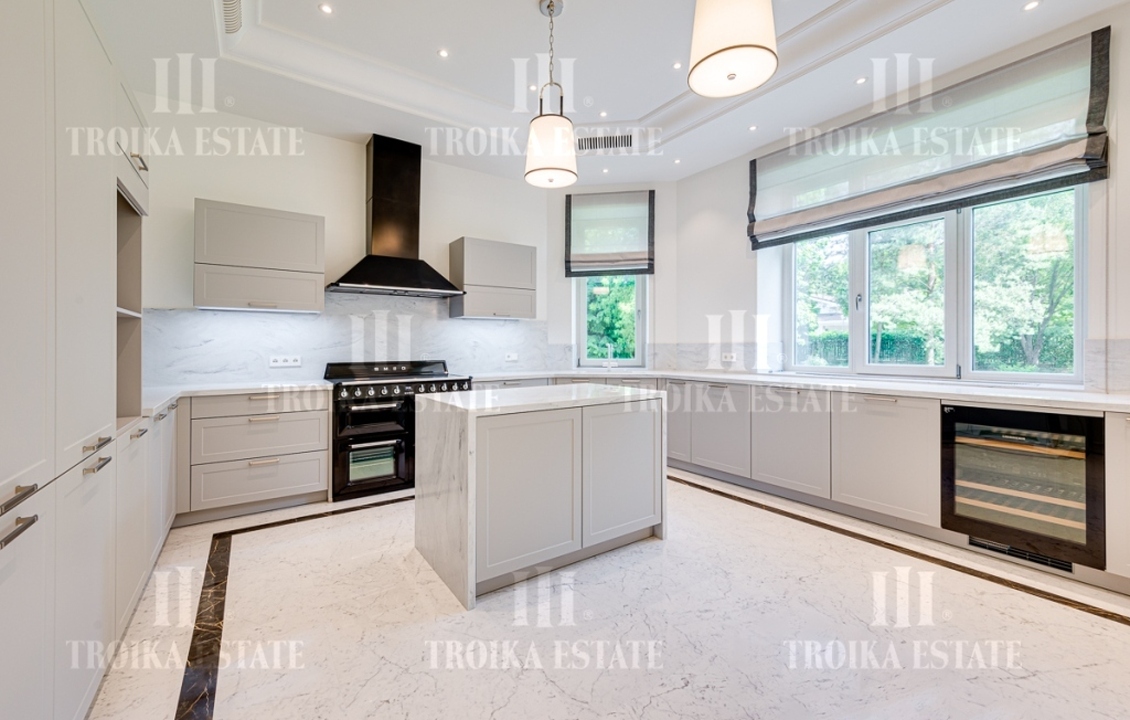 КупитьКоттедж
с отделкойБенилюкс метро 