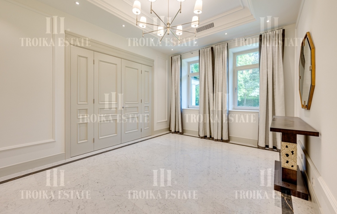 КупитьКоттедж
с отделкойБенилюкс метро 