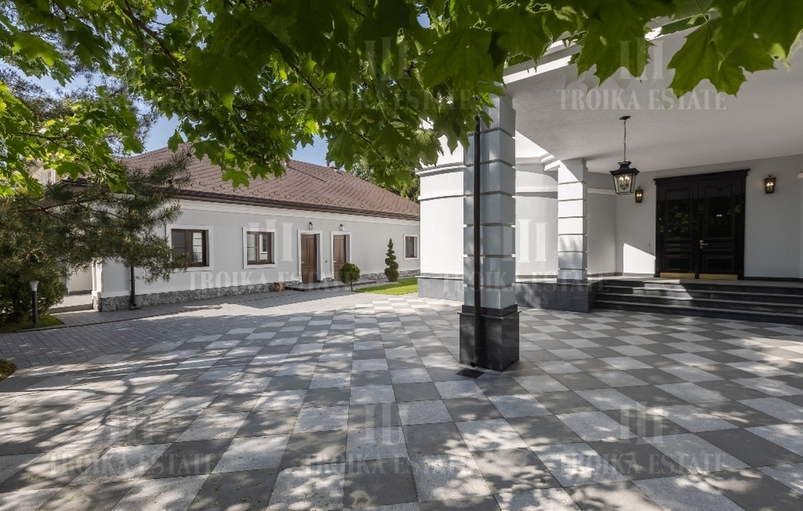 КупитьКоттедж
с отделкойБенилюкс метро 