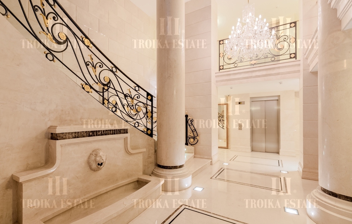 Купить  Квартиру без отделки Б. Никитская ул 45 метро Арбатская