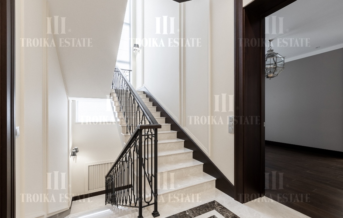 КупитьКоттедж
с отделкойБарвиха XXI 5 км метро 